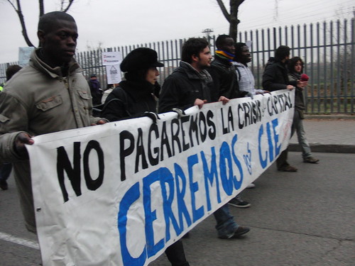 pancarta: "no pagaremos la crisis del capital. cerremos los CIE"