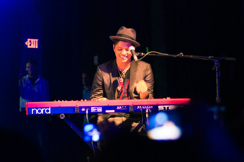 Bruno Mars, piano, concert