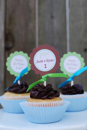 anna and blue paperie gator party decor cupcakes2 logo