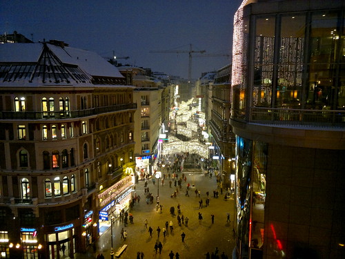 Blick über die weihnachtlich geschmückte Kärtnerstraße