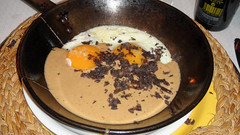 Huevos de corral en sartén sobre Mousse de Hongos y Trufas Negras