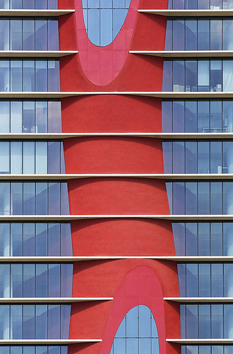 Detalle de la fachada principal de la Torre Realia con su característica figura de color rojo...