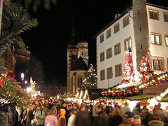 Christmas market, Stuttgart, Germany (by: BuzzWolf, public domain)