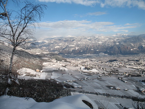 Ausblick auf das verschneite Überetsch mit Eppan  Berg im Vordergrund und den Weinort St. Pauls  dahinter