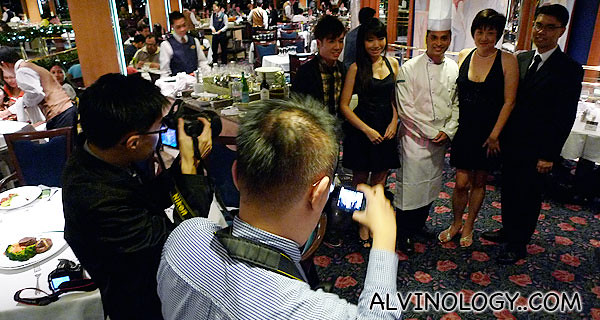 The four food bloggers taking photo with the head chef of R&J