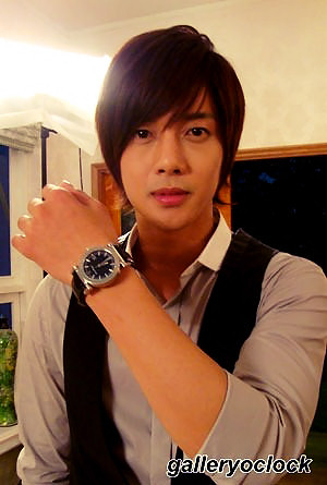 Kim Hyun Joong's Favorite Pose and Hand Accessories