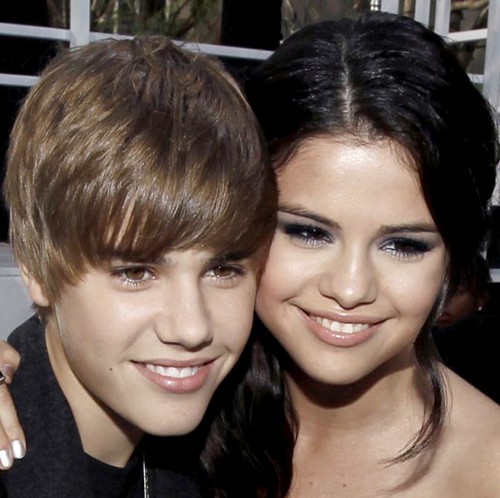 selena gomez y justin bieber besandose. makeup Justin Bieber y Selena