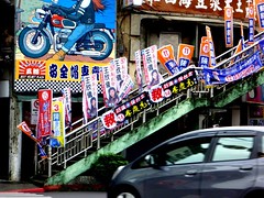 選舉期間，插滿候選人旗幟的天橋。