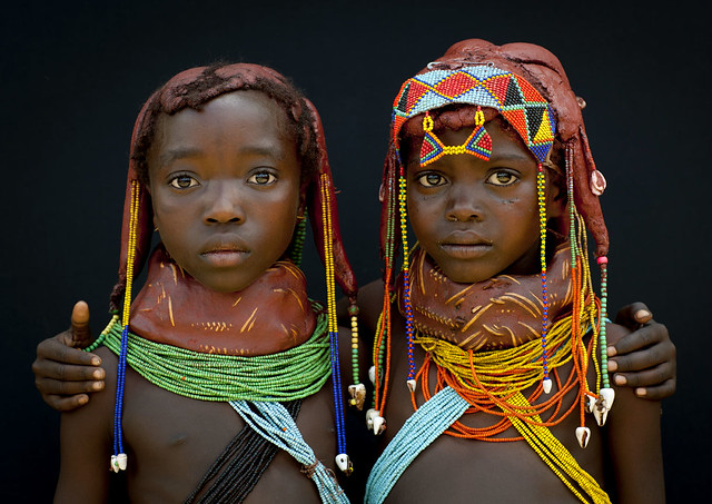 Фотографии Эрика Лафорга Two Mumuhuilas little girls - Angola