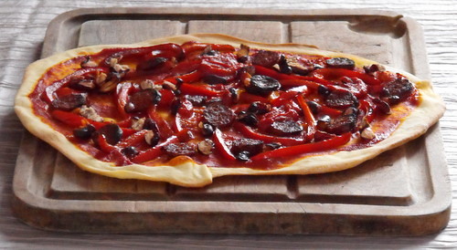 Pizza tomate chorizo, haricots rouges et poivrons