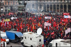 Dettaglio della piazza Duomo gremita, a Milano, in appoggio agli operai minacciati