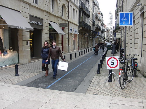 calle con aceras peatonales y carril sólo para bicis