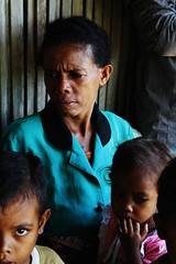 住在西帝汶再安置地Sulit的前東帝汶難民，丈夫過去支持印尼，村民不願其丈夫返鄉，願接那她，但她也只能嫁雞隨雞。圖片提供：王郁萱。