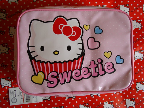 Hello Kitty Sweetie cosmetic pouch by oysho by HKTESSA