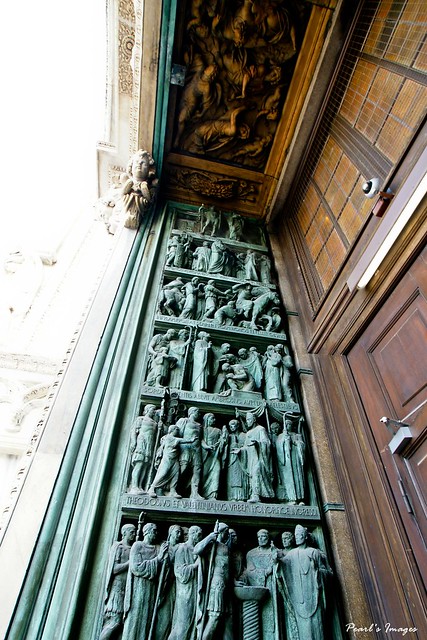米蘭教堂門外的雕刻