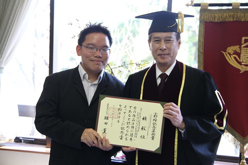 Receiving the award from Kaoru Kamata, president of Waseda University