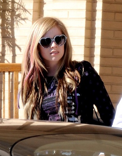 Avril Lavigne looks so gorgeous with such fashion sunglasses