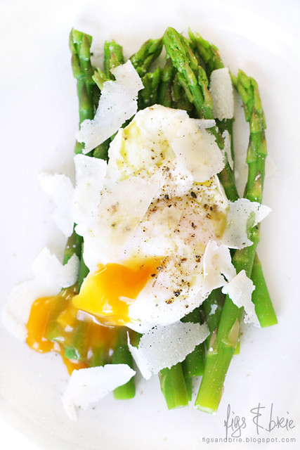 Asparagus with poached egg and shaved parmesan