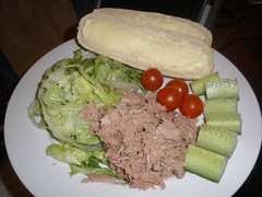 Tuna salad with bread