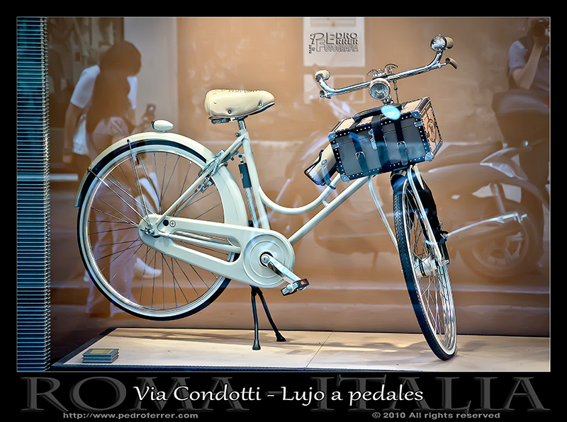 Roma - Via Condotti - Lujo a pedales