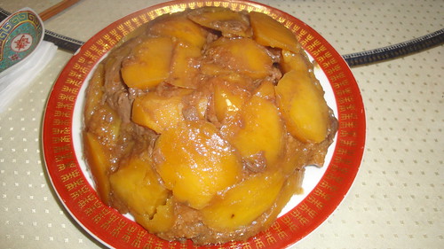 粉蒸牛肉Steamed beef, coated with coarsely-ground roasted rice, and sweet potatoes