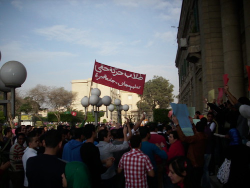 من اعتصام طلاب كلية التجارة-جامعة القاهرة مططالبين بإسقاط عميد الكلية