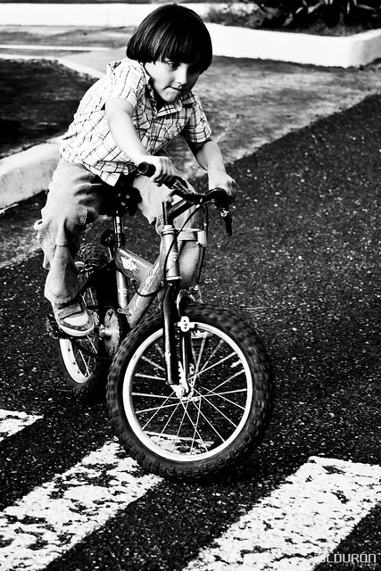 Niño en bicicleta durante cumpleaños
