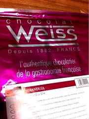 ロシェの仕込みも佳境。レストラン時代に出合ったフランス・ヴェイス社のヘーゼルナッツのチョコレート。これが入る事で、とても香ばしい仕上がりになるのです。いろんな人に味わって頂きたい♡
