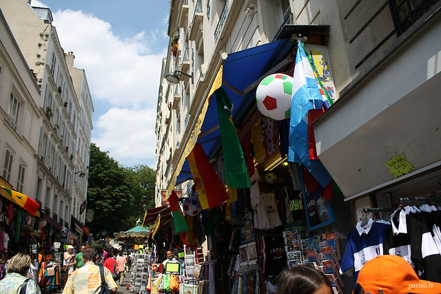 Rue remplie de vendeurs de souvenirs pour touristes