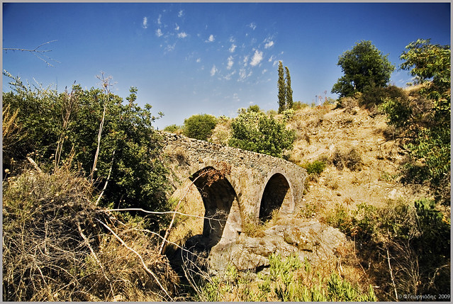 παλιά Ενετική γέφυρα στην Ακαπνού
