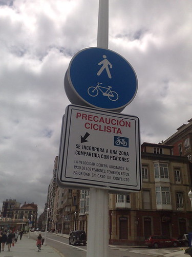 Señal Espacio compartido peatón-ciclista en Paseo Marítimo de Gijón