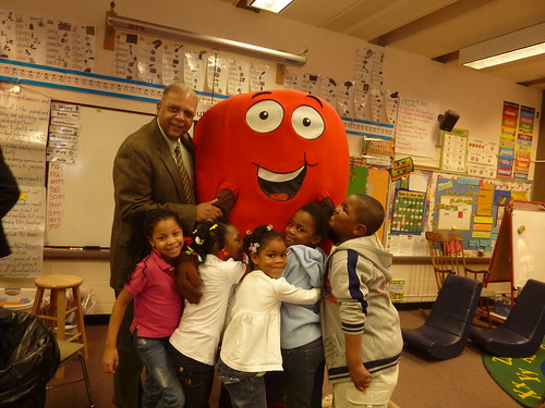 Milwaukee Superintendent Greg Thornton with Active Apple and kids.