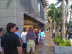 Line to get into Waikiki apple store. Still no ipad2!