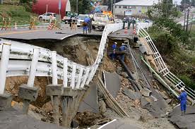 Puente destrozado tras el terremoto