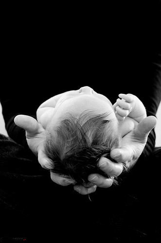 In Daddys hands BW