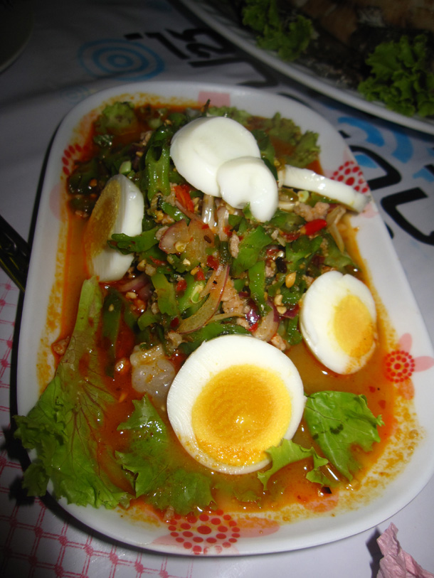 Winged bean salad (yam tùa ploo ยาํา ถวั่ พลู)