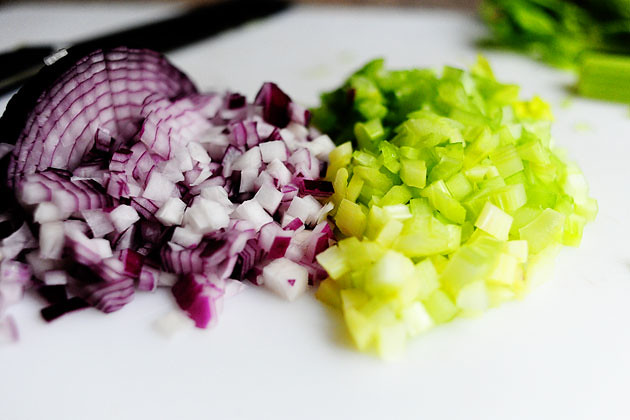 Фото рецепт салата из курицы гриль с сыром Фета, кукурузой и черникой.