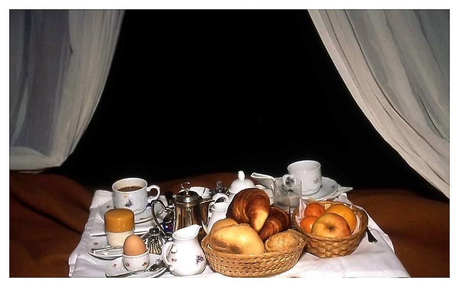 Nan Goldin , Breakfast in bed, Torre di Bellosguardo, Florence