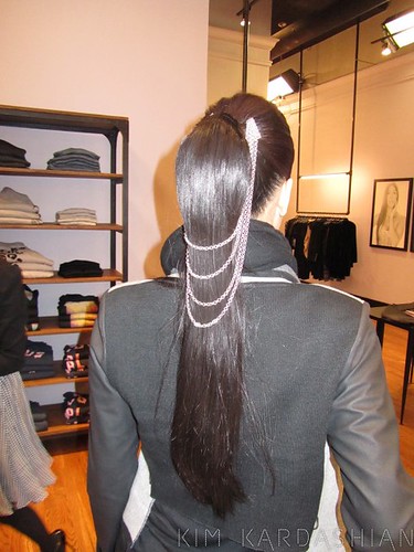 kim-kardashian-belle-noel-hair-chain-jewelry-111210-1-492x656