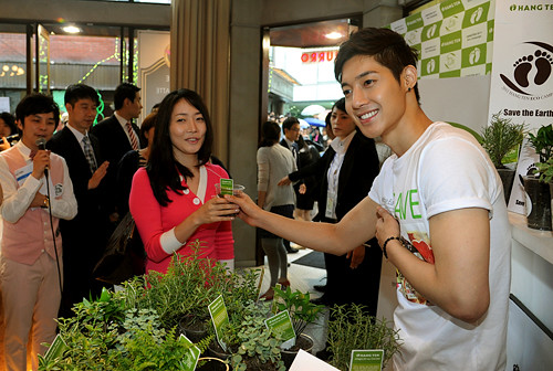 Kim Hyun Joong Becomes One-Day Barista for Hang Ten 'Save the Earth' Campaign [110627]