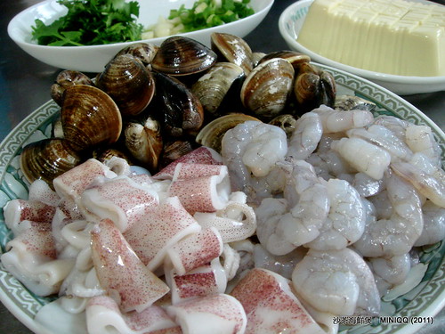 20110405 沙茶海鮮煲_01 蛤蠣、軟絲、蝦仁