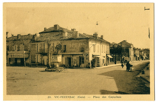 Vic-Fezensac (Gers) - Place des Capucines