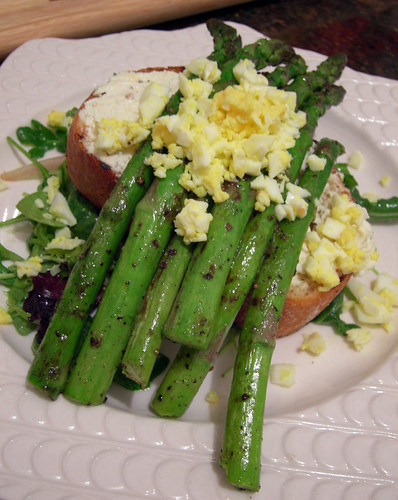 Grilled Asparagus and Goat Cheese Crostini Salad