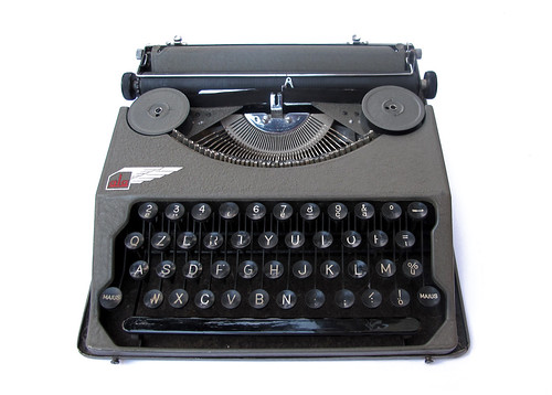 Ala portable typewriter (6)