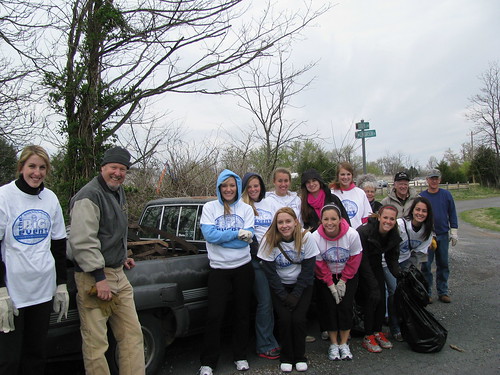 Longwood University students volunteer at park.