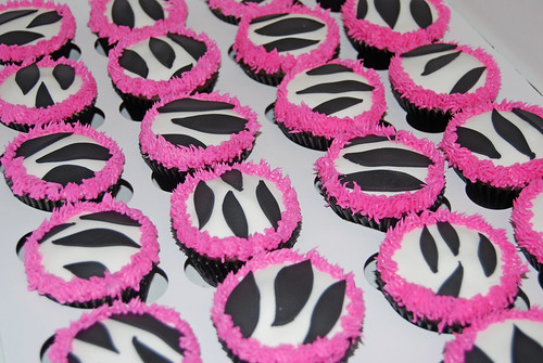 black and white zebra with pink fringe baby shower cupcakes