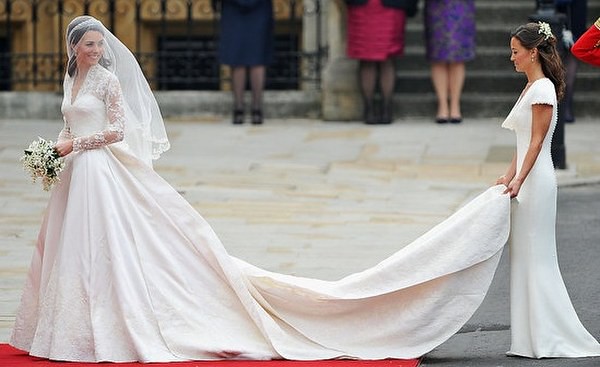 Kate-Middleton-Wedding-Dress-Designed-By-Sarah-Burton-of-Alexander-McQueen