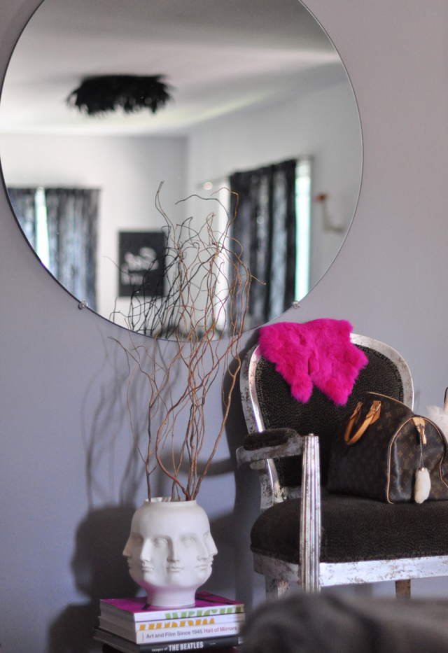 nook in living room +  face vase + reflection in round mirror