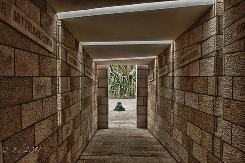 Tunel hacia el Monumento by photomyhobby
