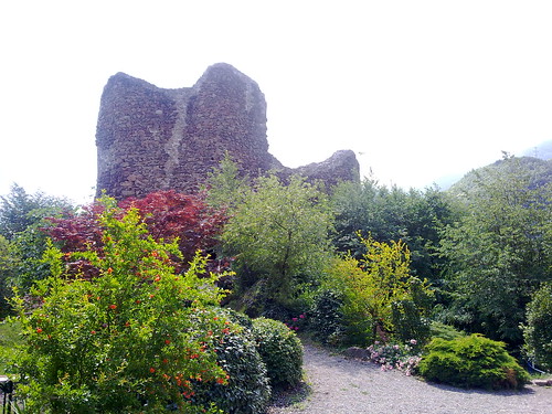 Die Burgruine Casatsch oberhalb Nals im Etschtal